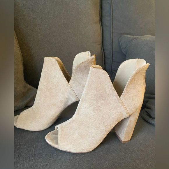 COPY - Tan, crème nude booties heels size 6.5 - Picture 5 of 5